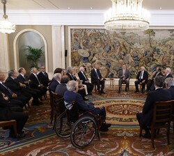 Su Majestad el Rey durante la audiencia, en el Palacio de La Zarzuela, al Consejo Asesor de la Red para el Estudio de las Monarquías Contemporáneas (R